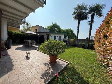 Case e ville in vendita di 202 m² in Via Vecchia Comasina, 8