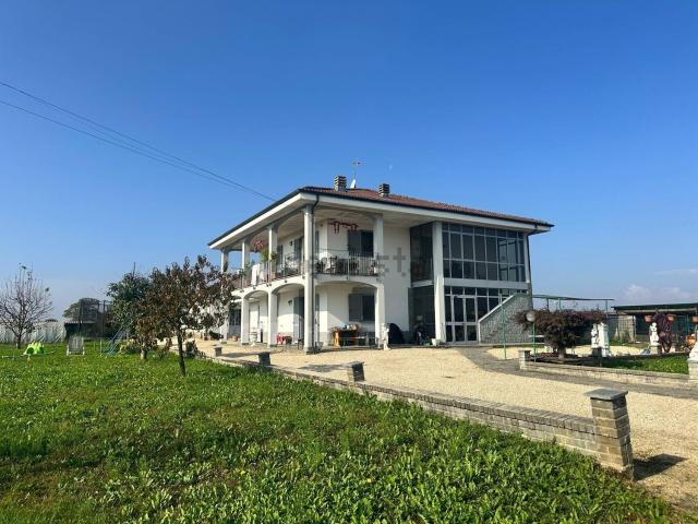 Case e ville in vendita di 203 m² in Via Cuneo