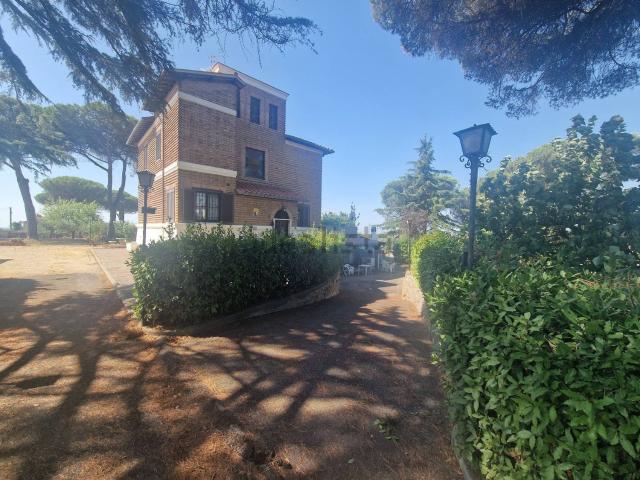 Case e ville in vendita di 203 m² in Via dei Garofani