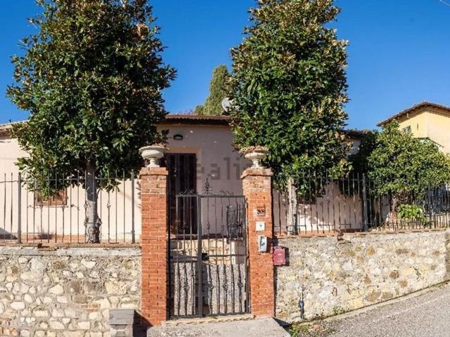 Case e ville in vendita di 190 m² in Via della Ghiraia, 56040