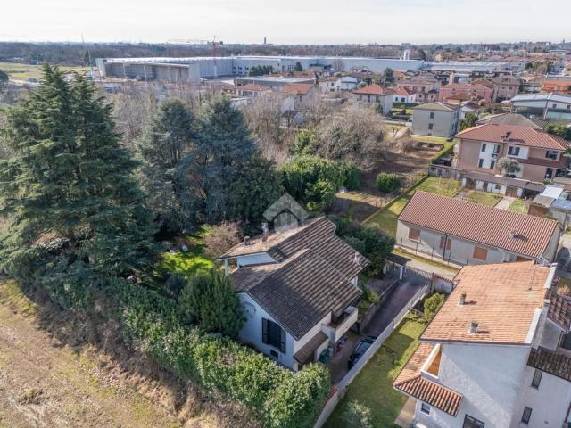 Case e ville in vendita di 203 m² in Via della Resistenza, 36