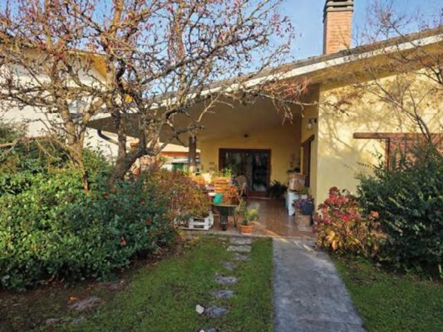 Case e ville in vendita di 204 m² in Via Colli Euganei, 11