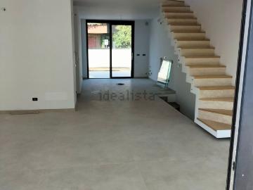 Case e ville in vendita di 204 m² in Via Cadorna Fratelli Bandiera