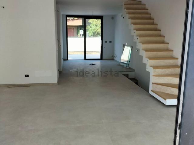 Case e ville in vendita di 204 m² in Via Cadorna Fratelli Bandiera