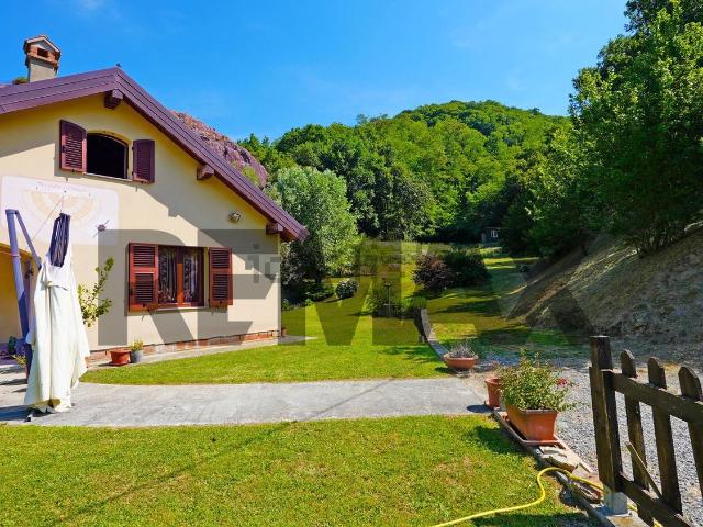 Case e ville in vendita di 204 m² in Via Caduti di Cravasco, 18