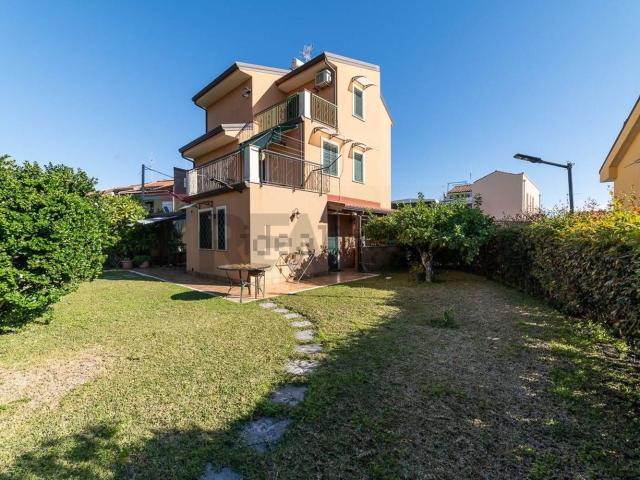 Case e ville in vendita di 204 m² in Via Acicastello, 45