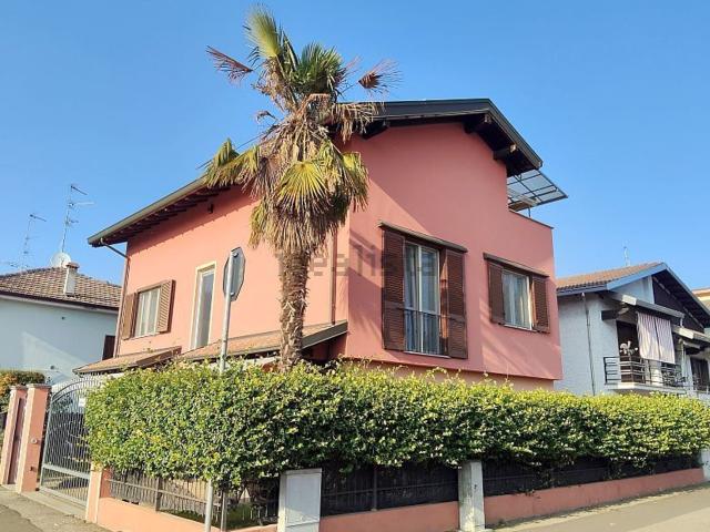 Case e ville in vendita di 204 m² in Via Luigi Cadorna