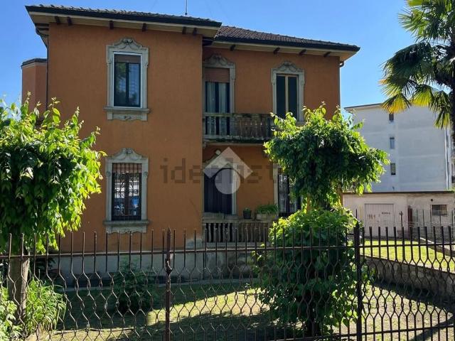 Case e ville in vendita di 204 m² in Viale Milano, 35