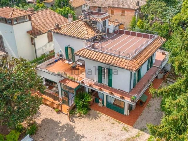 Case e ville in vendita di 205 m² in Via Madonna degli Angeli, 40