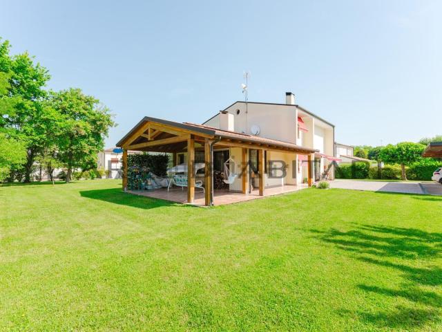 Case e ville in vendita di 205 m² in Via San Lorenzo, 11