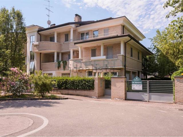 Case e ville in vendita di 205 m² in Via Rodano, 17