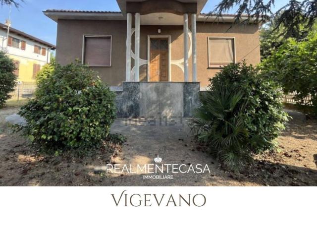Case e ville in vendita di 206 m² in Via Gravellona