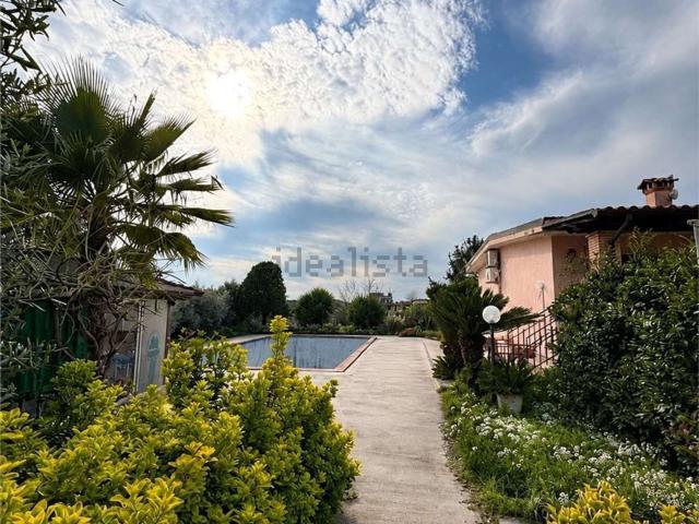 Case e ville in vendita di 207 m² in Via Astura