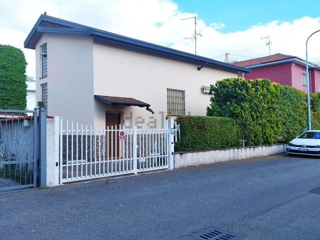 Case e ville in vendita di 207 m² in Via Francesco Petrarca