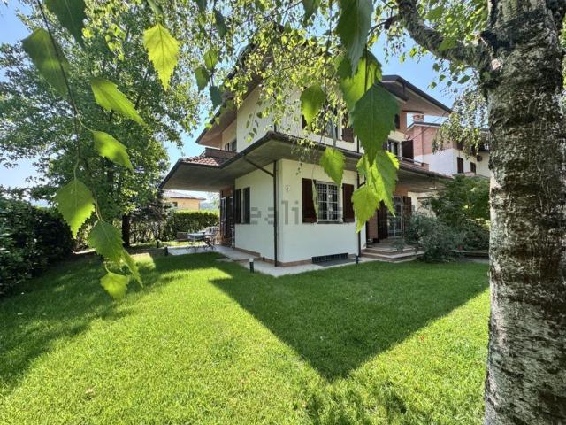 Case e ville in vendita di 207 m² in Via Pioppi, 7