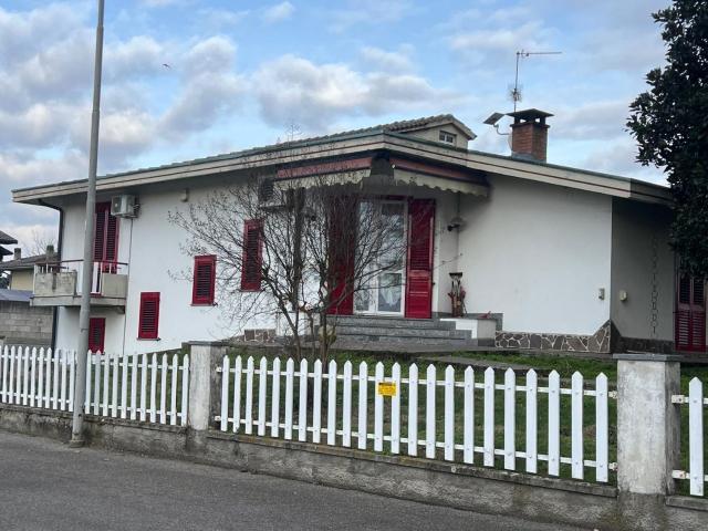 Case e ville in vendita di 207 m² in Via Primo Maggio