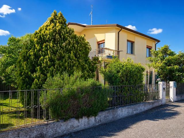 Case e ville in vendita di 207 m² in Via Redipuglia