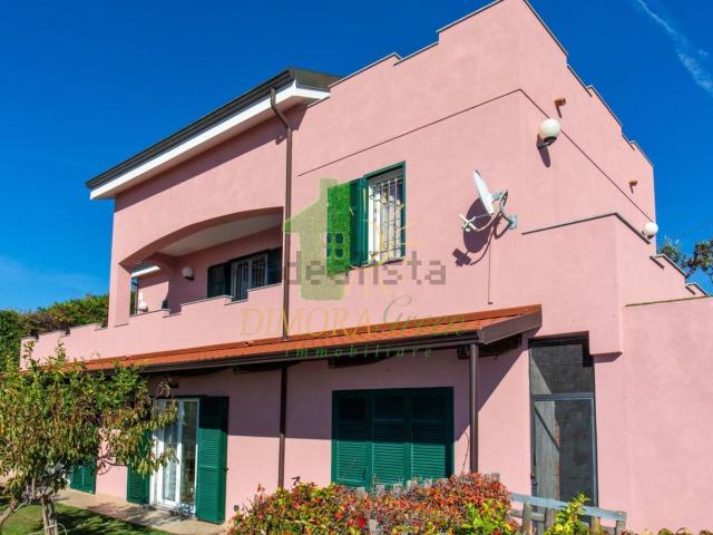 Case e ville in vendita di 208 m² in Via Castelletti, 41