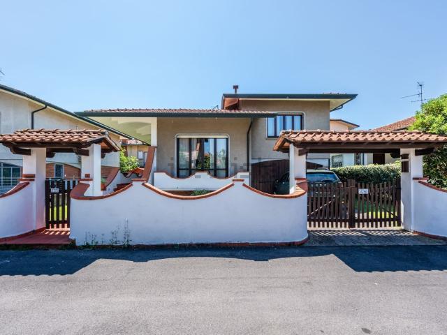 Case e ville in vendita di 208 m² in Via degli Ontani, 48