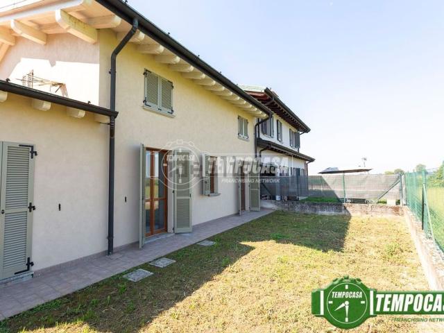 Case e ville in vendita di 208 m² in Via Francesco Petrarca