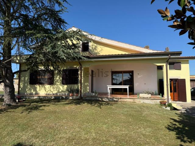 Case e ville in vendita di 208 m² in Via Ischia
