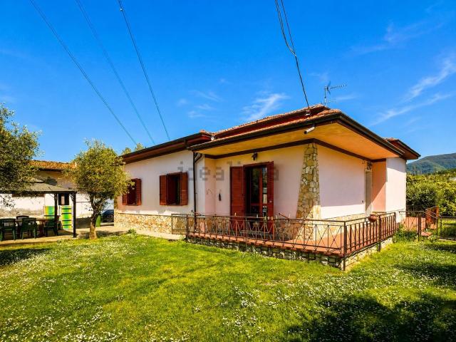 Case e ville in vendita di 208 m² in Via Luciano Tavilla, 56