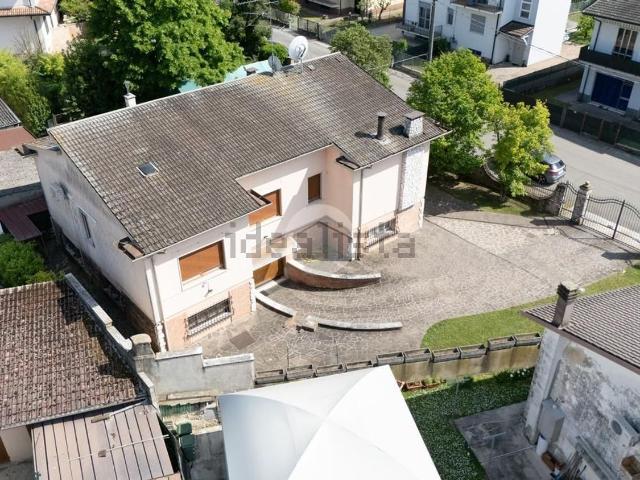 Case e ville in vendita di 208 m² in Via Papa Giovanni XXIII, 7