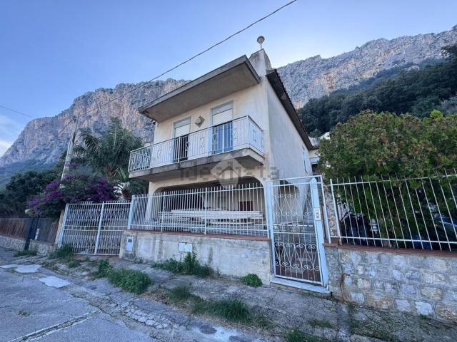 Case e ville in vendita di 208 m² in Via Vercelli, 1