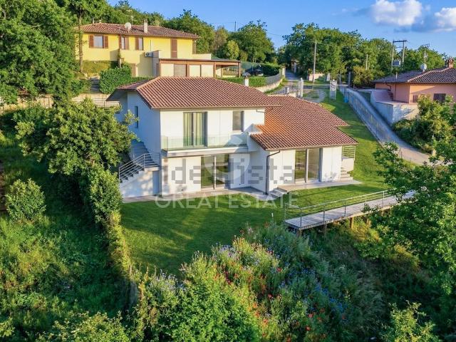 Case e ville in vendita di 208 m² in Strada del Carrato