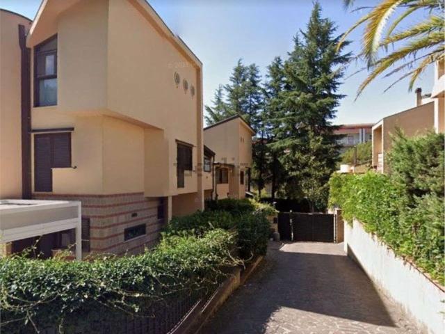 Case e ville in vendita di 209 m² in Via Angelo Mazzoni, 3