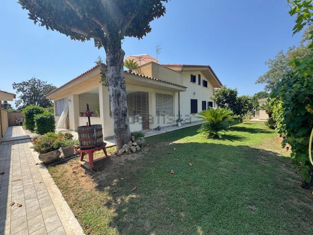 Case e ville in vendita di 209 m² in Via Terracina, 429