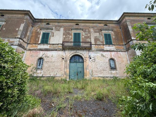 Case e ville in vendita di 2100 m² in Strada Statale 19 delle Calabrie