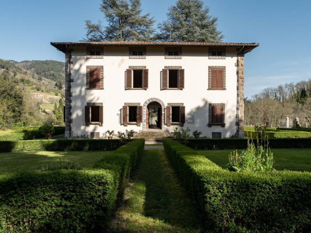Case e ville in vendita di 2100 m² in Via di Pescaglia