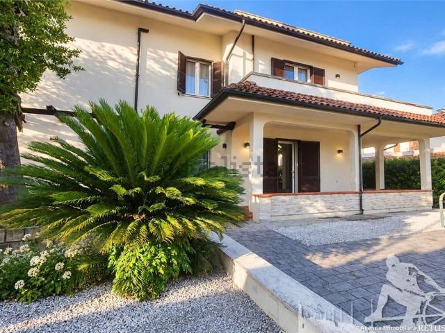 Case e ville in vendita di 210 m²