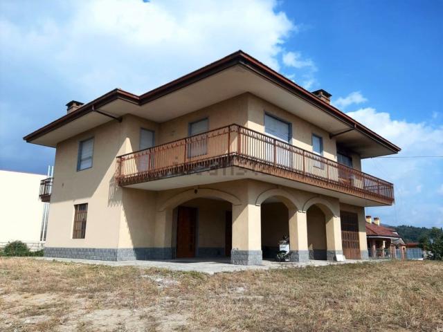 Case e ville in vendita di 210 m² in Via 8 marzo, 3