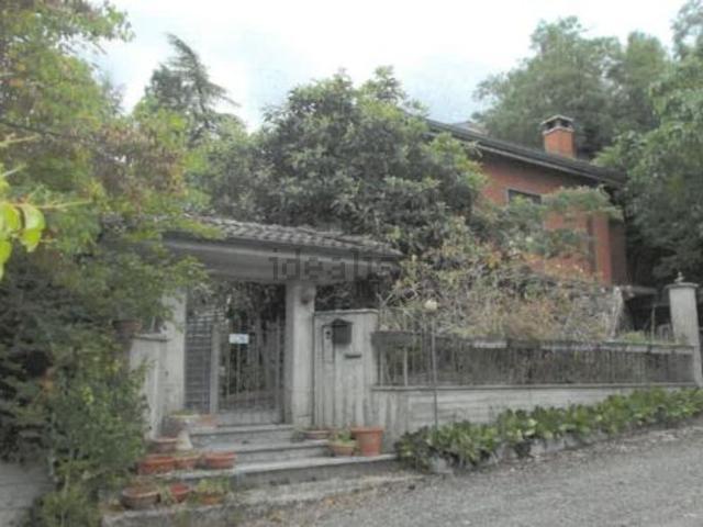 Case e ville in vendita di 210 m² in Via Caffaroni