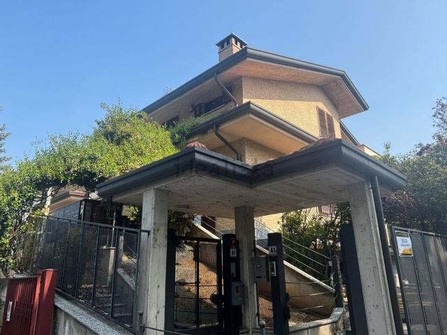 Case e ville in vendita di 210 m² in Via Carroccio, 61