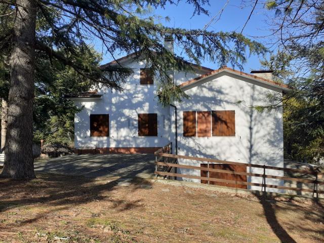 Case e ville in vendita di 210 m² in Via Cerquatti