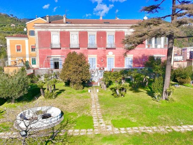 Case e ville in vendita di 210 m² in Via Cesare Battisti, 26