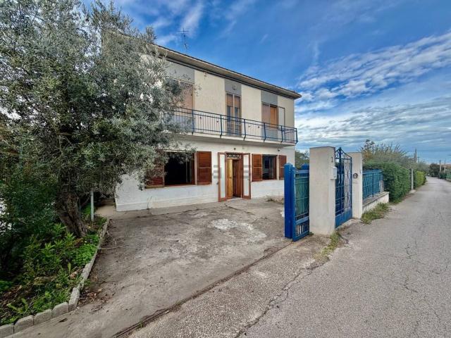 Case e ville in vendita di 210 m² in Via Cinque Olivi