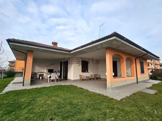 Case e ville in vendita di 210 m² in Via Circonvallazione, 65