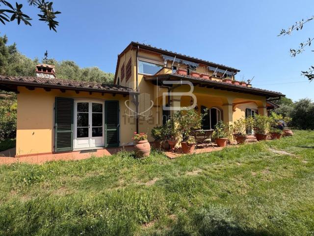 Case e ville in vendita di 210 m² in Via Croci