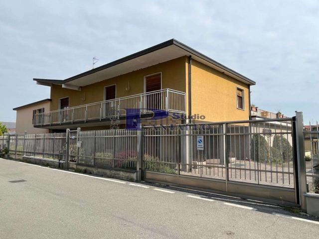 Case e ville in vendita di 210 m² in Via Ada Negri