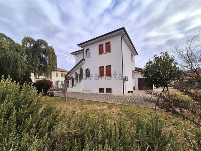 Case e ville in vendita di 210 m² in Via B. Cellini