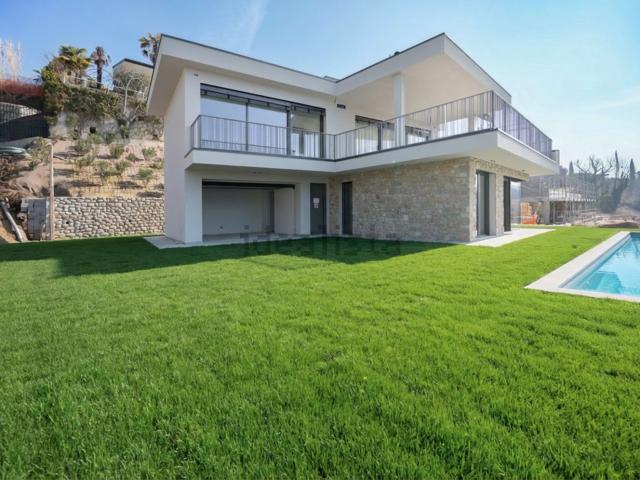 Case e ville in vendita di 210 m² in Via Belvedere, 35