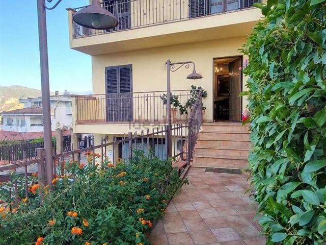 Case e ville in vendita di 210 m² in Via Benedetto Croce, 218
