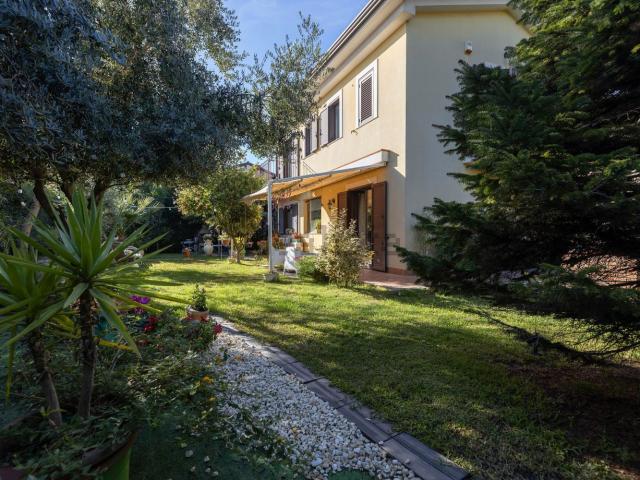 Case e ville in vendita di 210 m² in Via G. Carducci, 26
