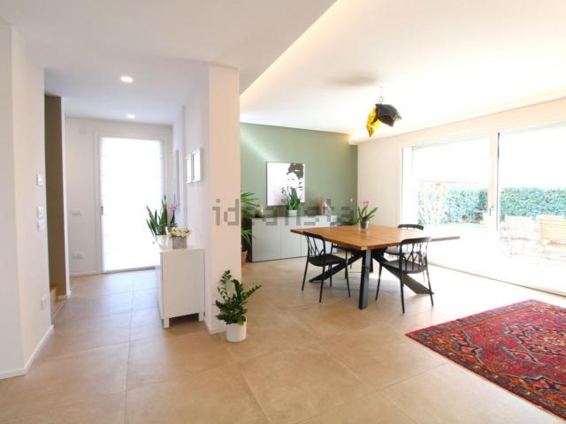 Case e ville in vendita di 210 m² in Via Galileo Galilei
