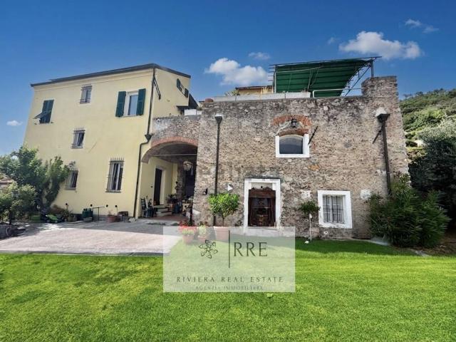 Case e ville in vendita di 210 m² in Via Gandolfi