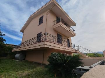 Case e ville in vendita di 210 m² in Via Giacomo Brodolini, 185